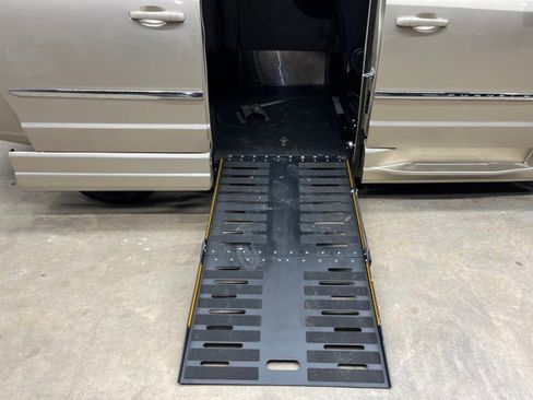 Used 2014 Chrysler Town & Country Touring image 1