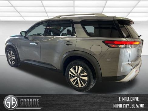 Used 2025 Nissan Pathfinder SL FWD image 3