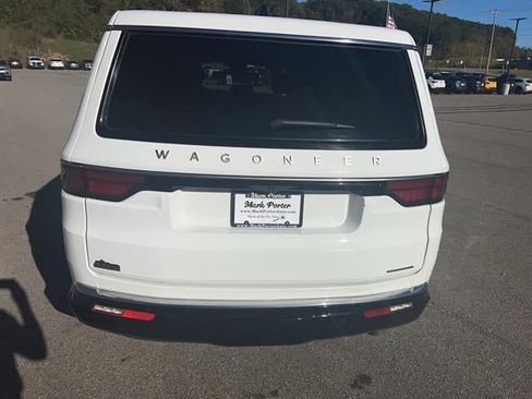 Used 2024 Jeep Wagoneer L Series III w/ Flexible Seating Group AWD/4WD image 9