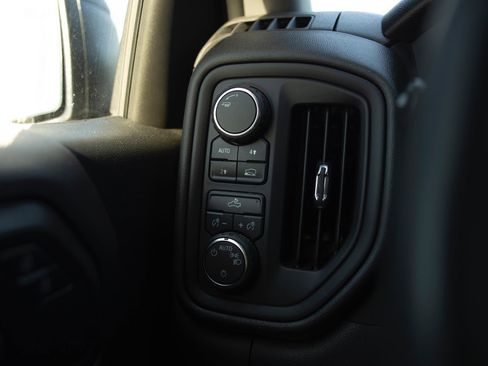 Used 2025 Chevrolet Silverado 1500 Custom image 9