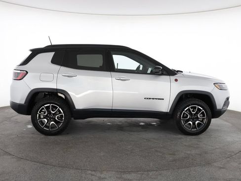 Used 2025 Jeep Compass Trailhawk AWD/4WD image 14