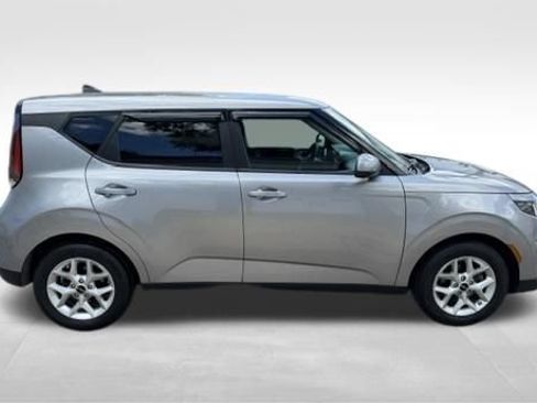 Used 2023 Kia Soul LX w/ LX Technology Package FWD image 4