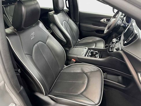Used 2025 Chrysler Pacifica Limited image 27