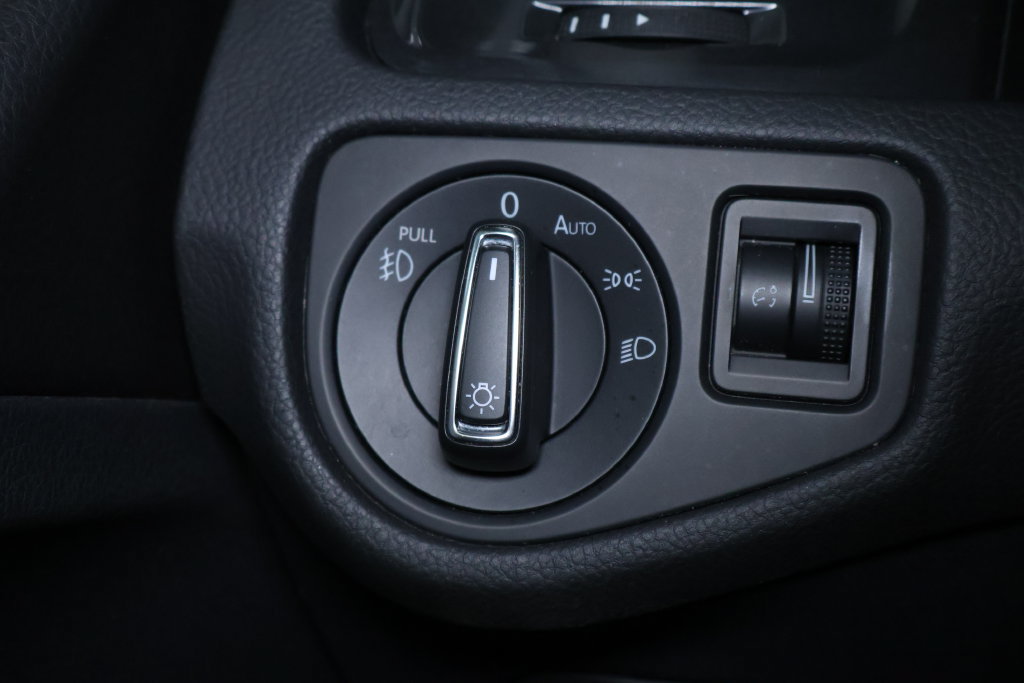 Used 2019 Volkswagen Golf SE FWD image 26