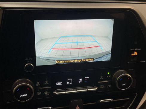 Used 2023 Toyota Highlander LE image 3