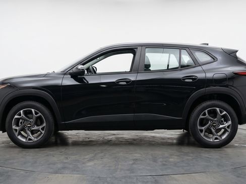 Used 2025 Chevrolet Trax LT FWD image 5