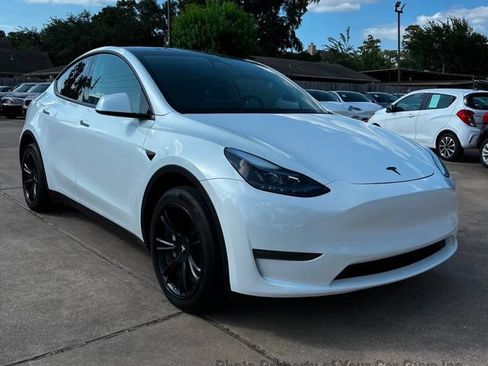 Used 2024 Tesla Model Y 2WD image 1