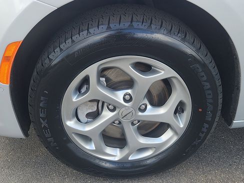 Used 2022 Chrysler Pacifica Limited AWD/4WD image 4