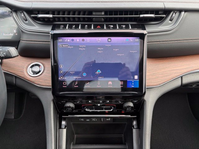 Used 2025 Jeep Grand Cherokee Summit AWD/4WD image 31