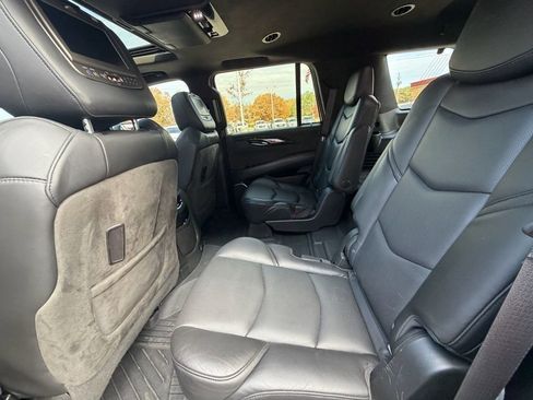 Used 2019 Cadillac Escalade Platinum image 11