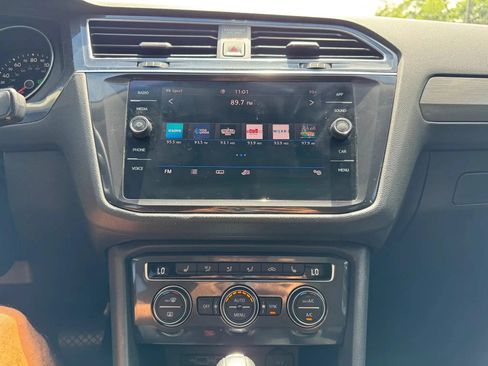 Used 2020 Volkswagen Tiguan SE w/ Panoramic Sunroof Package AWD/4WD image 16