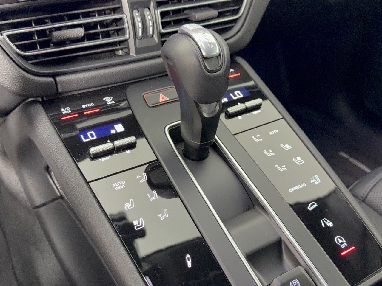Certified 2025 Porsche Macan Turbo AWD/4WD image 21