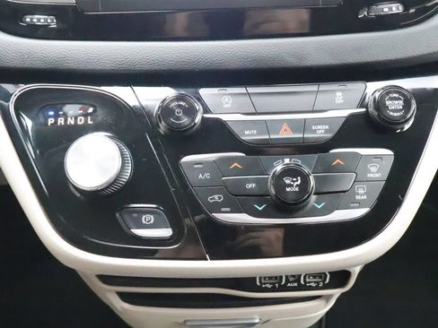 Used 2023 Chrysler Voyager LX FWD image 37