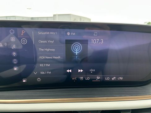 Used 2025 Buick Envision Avenir AWD/4WD image 15