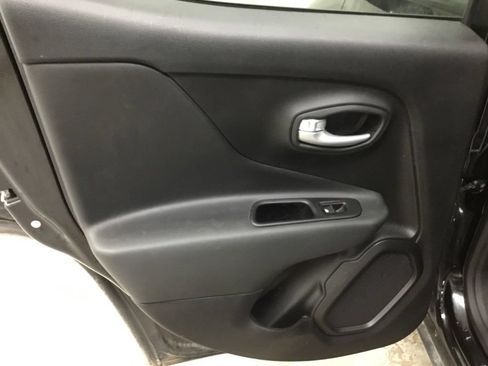 Used 2023 Jeep Renegade Latitude AWD/4WD image 28