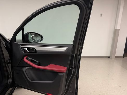 Used 2026 Porsche Macan AWD/4WD image 33