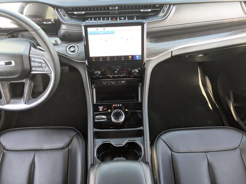 Used 2024 Jeep Grand Cherokee Limited image 16