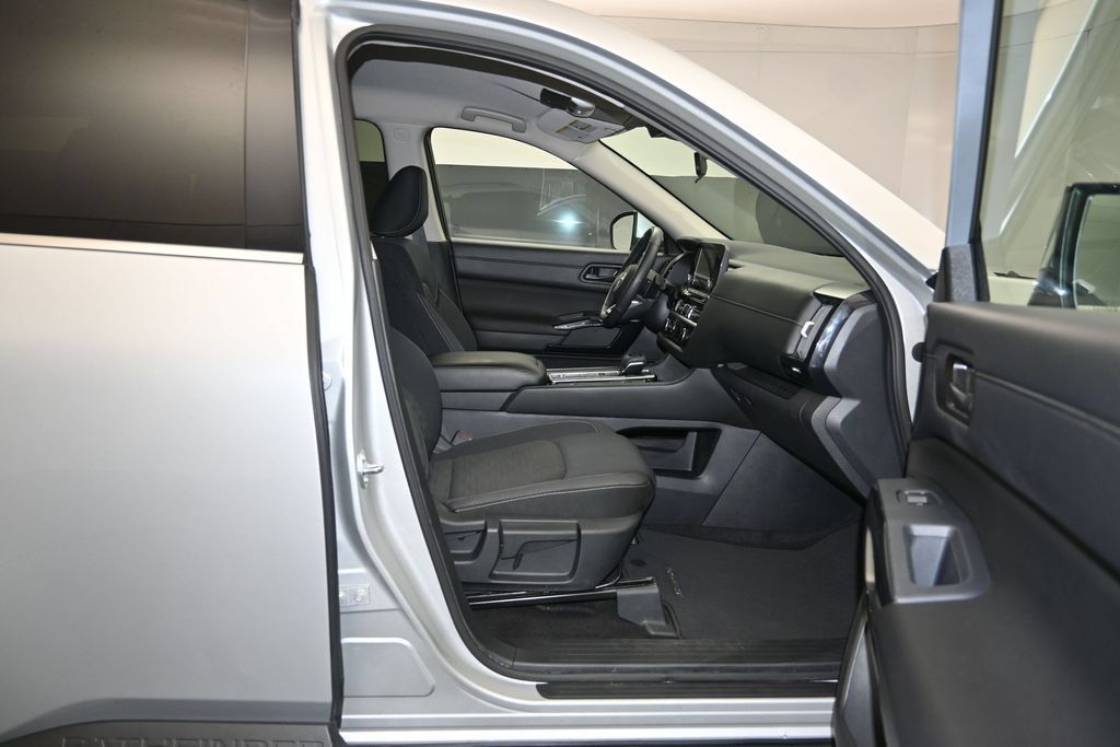 Used 2025 Nissan Pathfinder SV FWD image 27