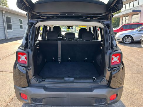 Used 2017 Jeep Renegade Latitude FWD image 23