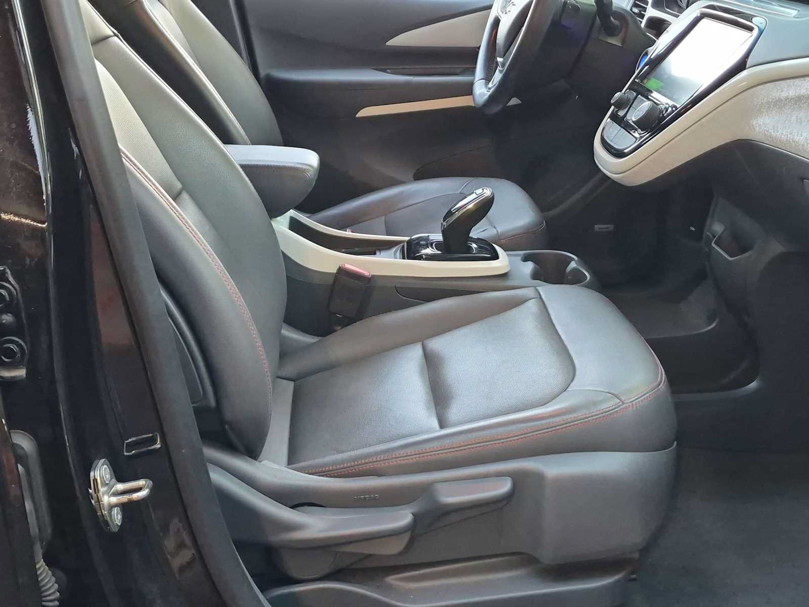 Used 2019 Chevrolet Bolt Premier w/ Infotainment Package FWD image 22