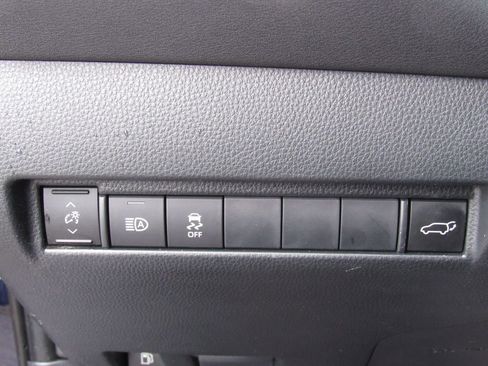 Used 2024 Toyota Venza LE image 31