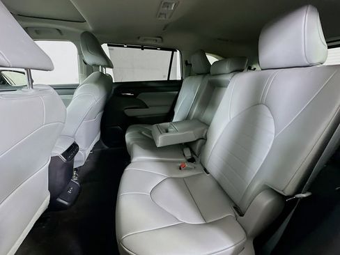 Used 2023 Toyota Highlander XLE image 13