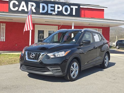 Used 2018 Nissan Kicks S image 2