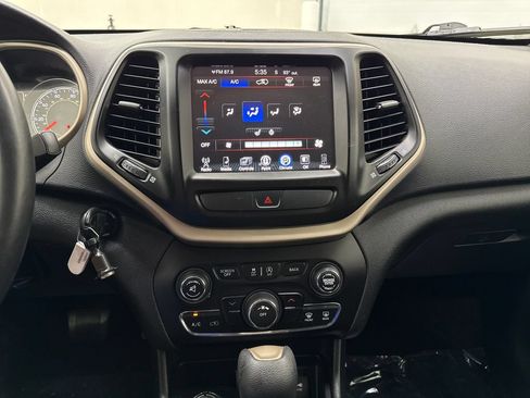 Used 2015 Jeep Cherokee Latitude w/ Cold Weather Group AWD/4WD image 19
