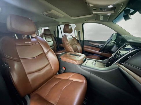 Used 2019 Cadillac Escalade Luxury w/ Escalade Sport Edition AWD/4WD image 16