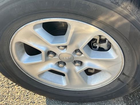 Used 2017 Jeep Grand Cherokee Laredo w/ Quick Order Package 2BE image 19