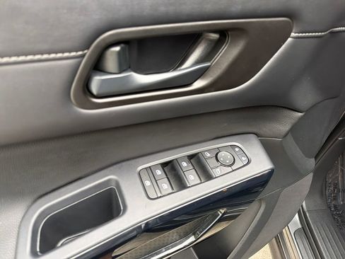 Used 2025 Nissan Pathfinder S image 16