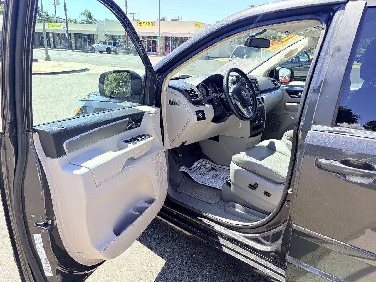 Used 2011 Volkswagen Routan SE FWD image 14