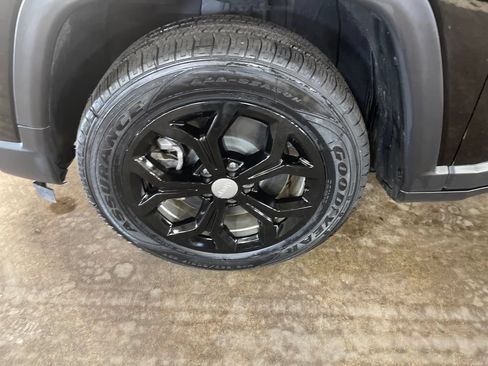 Used 2024 Jeep Compass Latitude AWD/4WD image 11