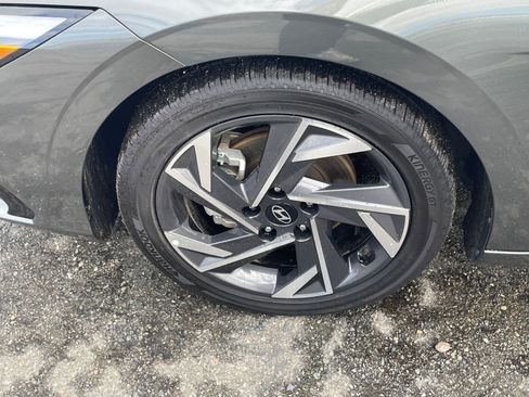 Used 2025 Hyundai Elantra SEL image 30