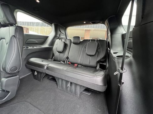 Used 2023 Chrysler Pacifica Touring-L w/ S Appearance Package FWD image 43