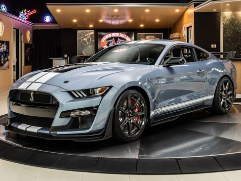 Used 2022 Ford Mustang Shelby GT500 w/ Carbon Fiber Track Pack RWD image 1