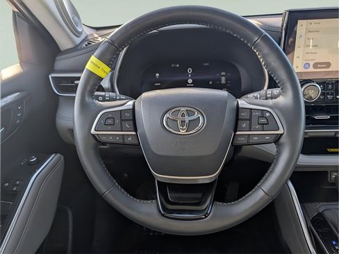 Used 2023 Toyota Highlander Platinum image 13