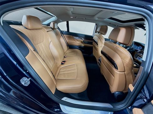 Used 2021 BMW 750i xDrive w/ Executive Package image 32