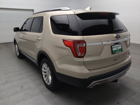 Used 2017 Ford Explorer XLT w/ Equipment Group 201A FWD image 5