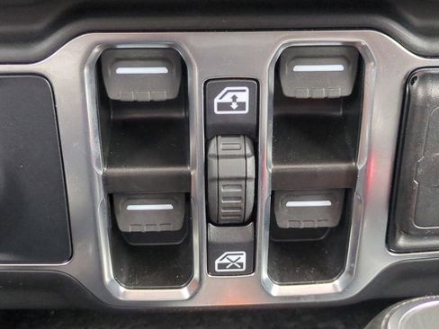 Used 2025 Jeep Wrangler Unlimited Sahara AWD/4WD image 25