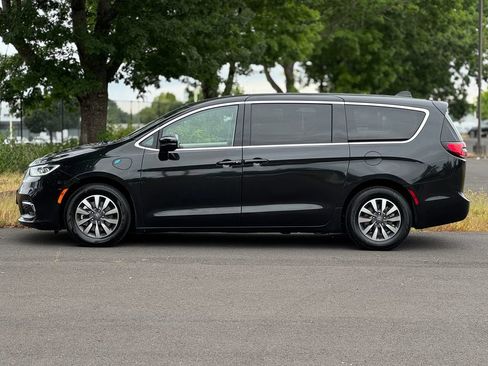 Used 2023 Chrysler Pacifica Touring-L FWD image 4