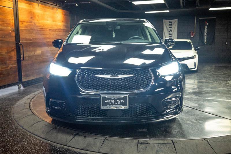 Used 2024 Chrysler Pacifica Touring-L FWD image 4