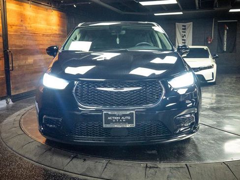 Used 2024 Chrysler Pacifica Touring-L FWD image 4