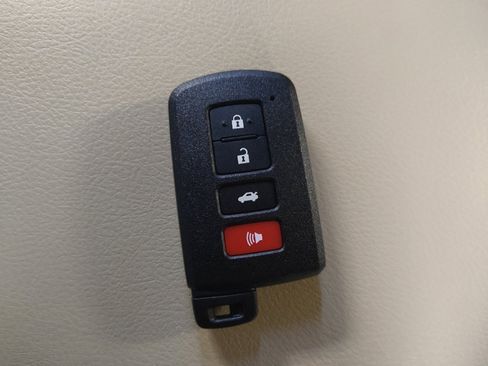 Used 2017 Toyota Camry XLE w/ Moonroof Package image 32