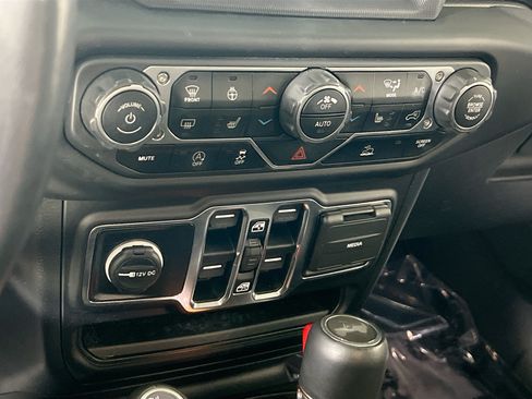Used 2023 Jeep Wrangler Unlimited Sahara AWD/4WD image 16
