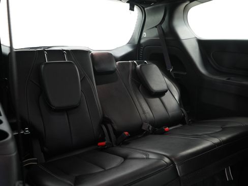 Used 2025 Chrysler Pacifica Select FWD image 13