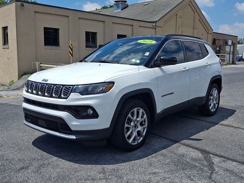 Used 2025 Jeep Compass Limited AWD/4WD image 3
