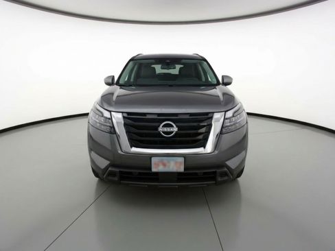Used 2025 Nissan Pathfinder SV image 2