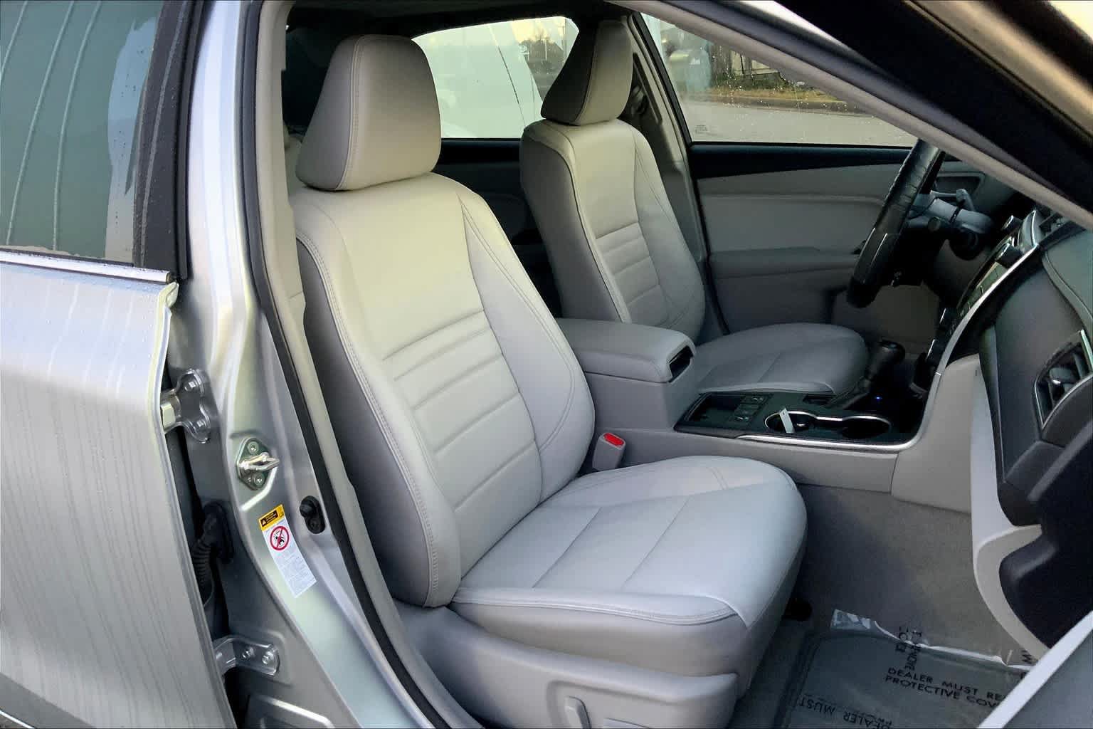 Used 2017 Toyota Camry XLE w/ Moonroof Package FWD image 9