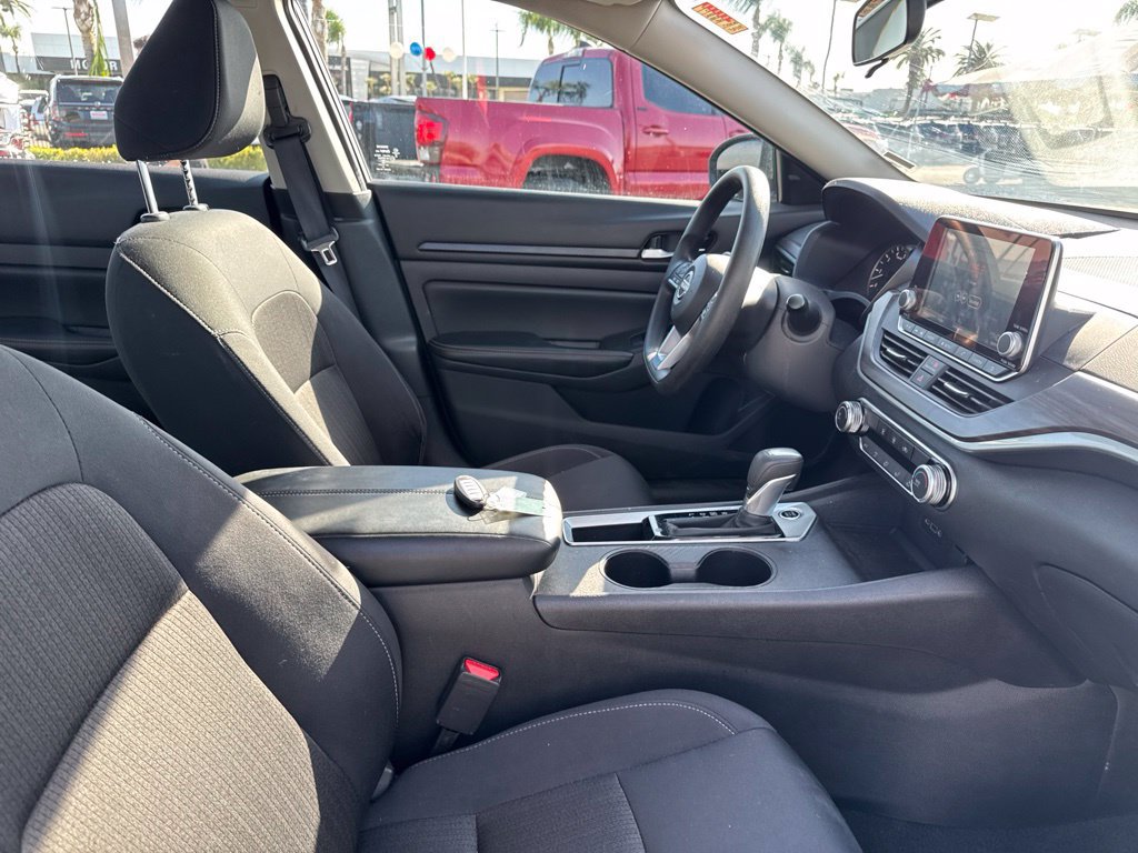 Used 2025 Nissan Altima 2.5 SV FWD image 8